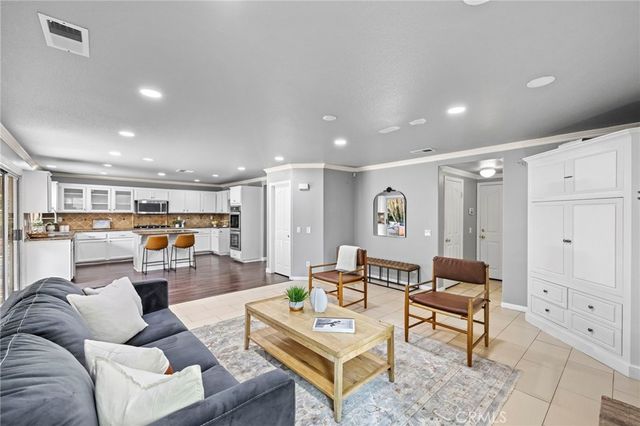 74 Linhaven, Irvine, CA 92602