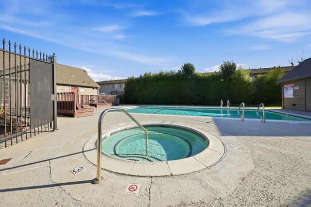 251 Gibson Drive E-54, Hollister, CA 95023