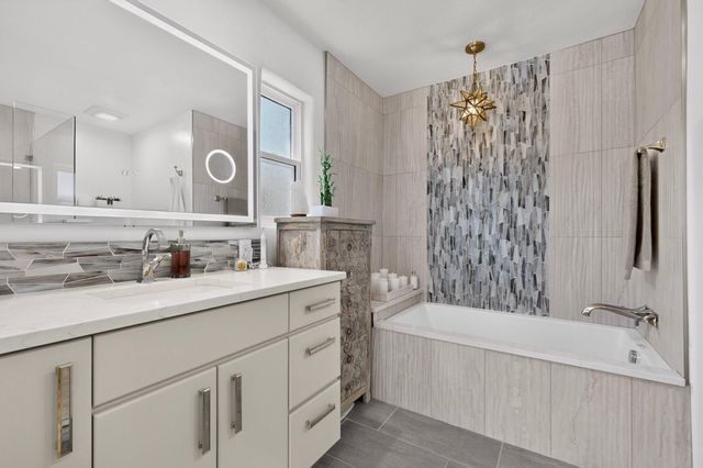 328 Fontana Place NE, Albuquerque, NM 87108