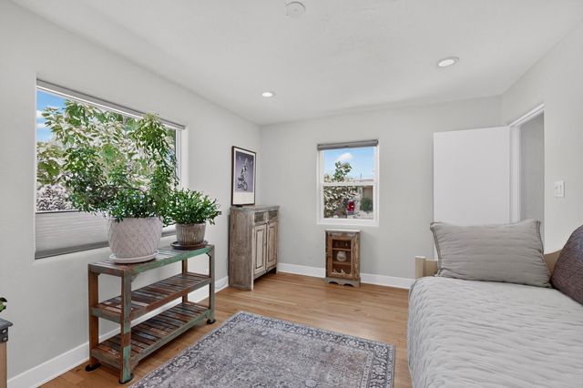 328 Fontana Place NE, Albuquerque, NM 87108
