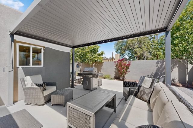 328 Fontana Place NE, Albuquerque, NM 87108