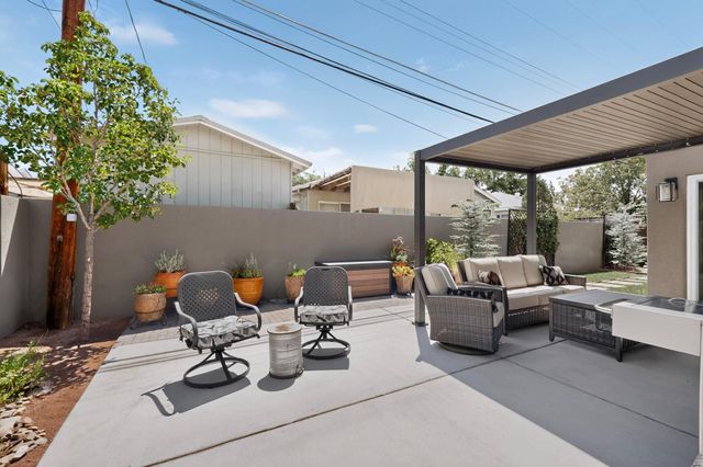 328 Fontana Place NE, Albuquerque, NM 87108