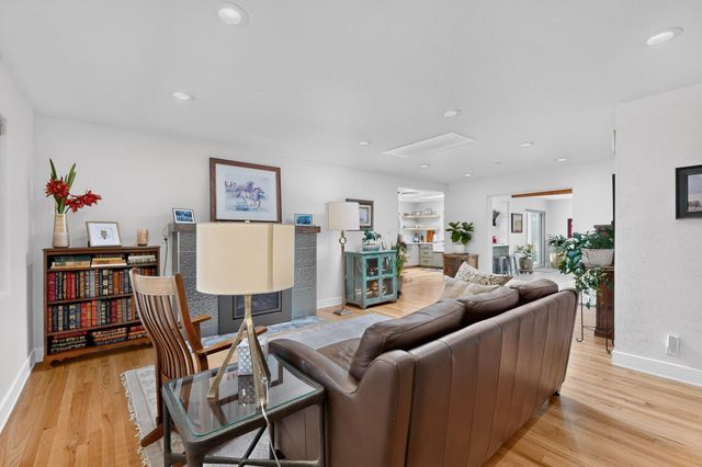 328 Fontana Place NE, Albuquerque, NM 87108