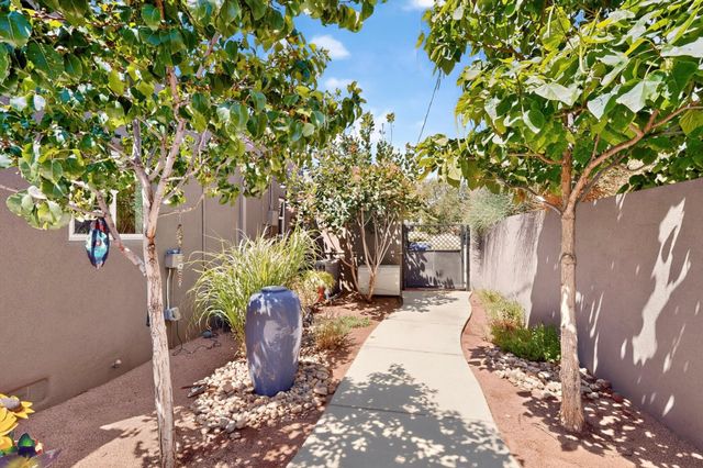 328 Fontana Place NE, Albuquerque, NM 87108