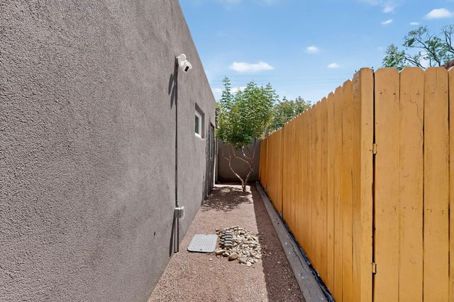 328 Fontana Place NE, Albuquerque, NM 87108