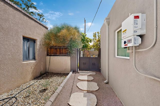 328 Fontana Place NE, Albuquerque, NM 87108