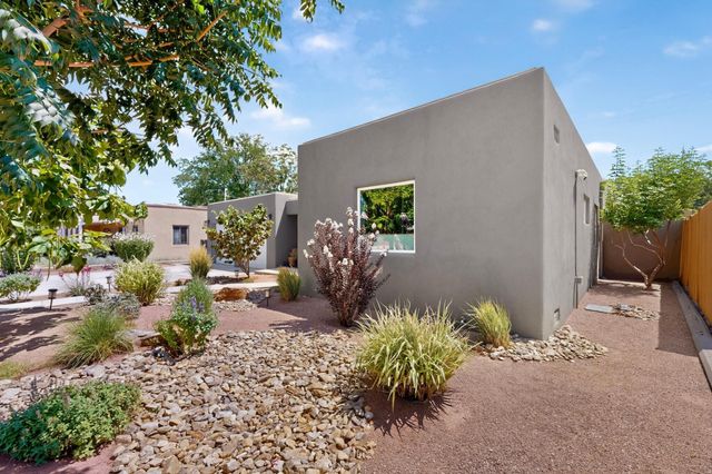 328 Fontana Place NE, Albuquerque, NM 87108