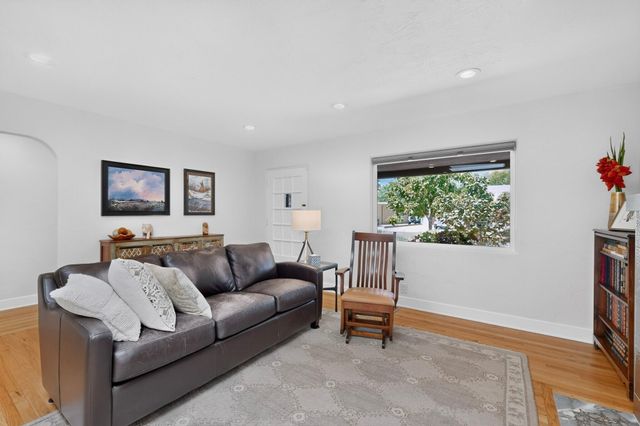 328 Fontana Place NE, Albuquerque, NM 87108