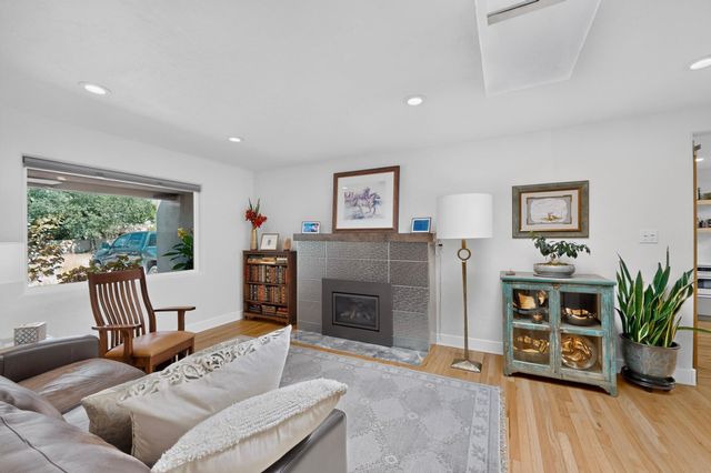 328 Fontana Place NE, Albuquerque, NM 87108