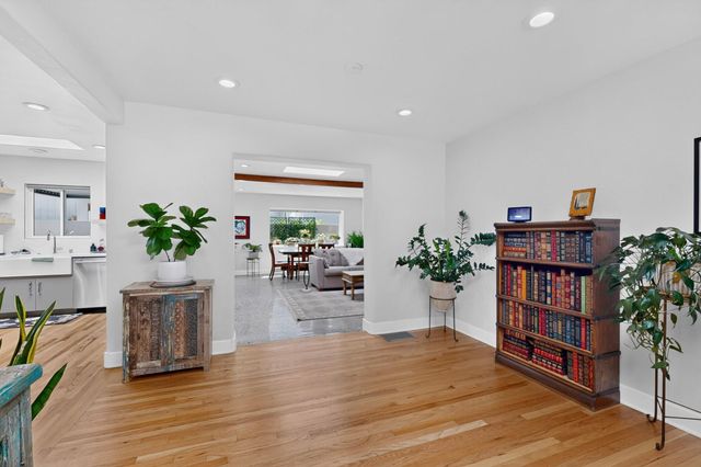 328 Fontana Place NE, Albuquerque, NM 87108