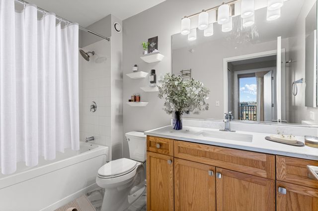 807 DAVIS Street 1308, Evanston, IL 60201