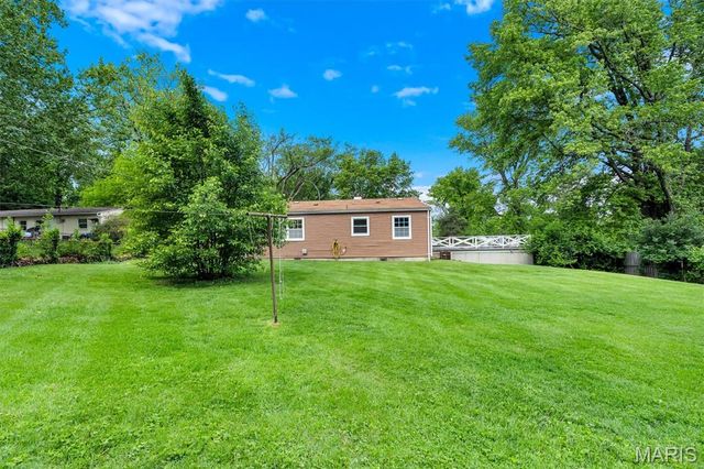 425 Bush Drive, Ballwin, MO 63021