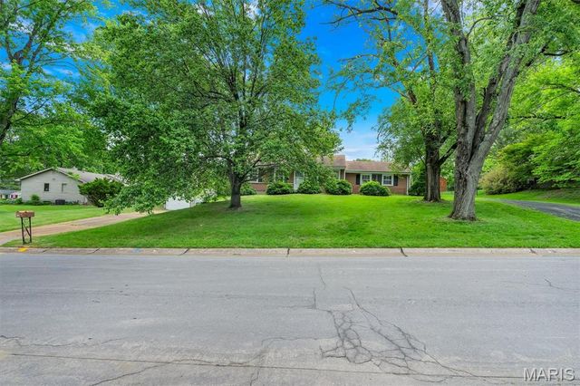 425 Bush Drive, Ballwin, MO 63021