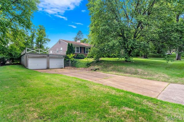 425 Bush Drive, Ballwin, MO 63021