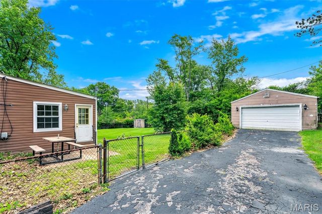 425 Bush Drive, Ballwin, MO 63021