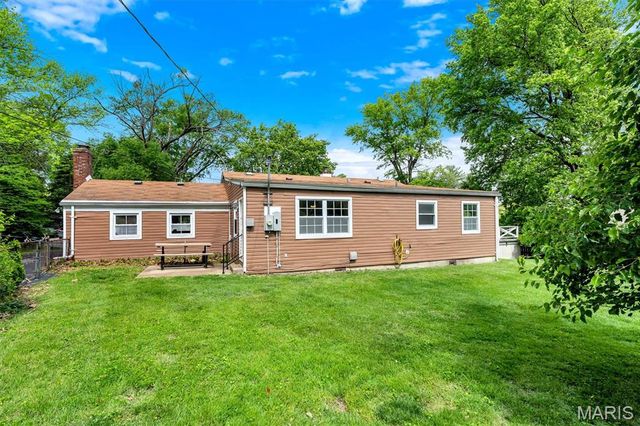 425 Bush Drive, Ballwin, MO 63021