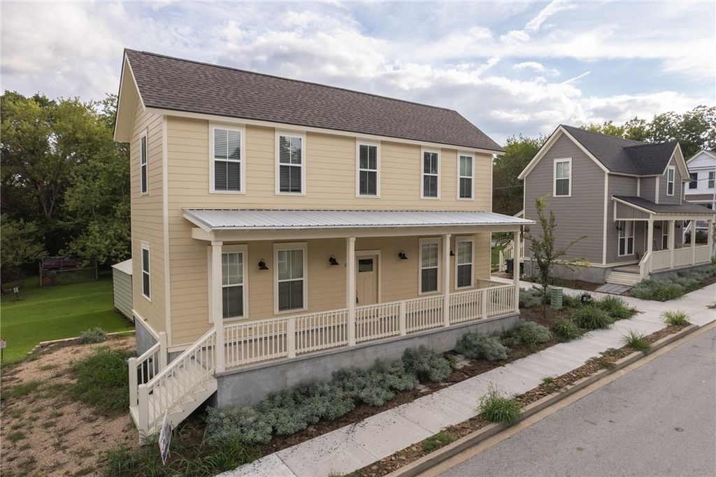 233 E 10th Street, Fayetteville, AR 72701