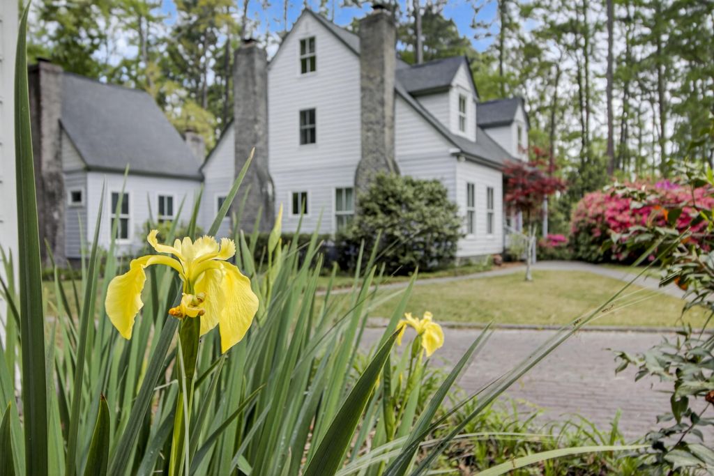 Image 2 of property listing at 104 Willis Lane, Summerville, SC 29483
