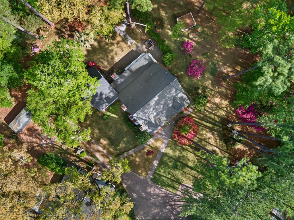 Image 4 of property listing at 104 Willis Lane, Summerville, SC 29483