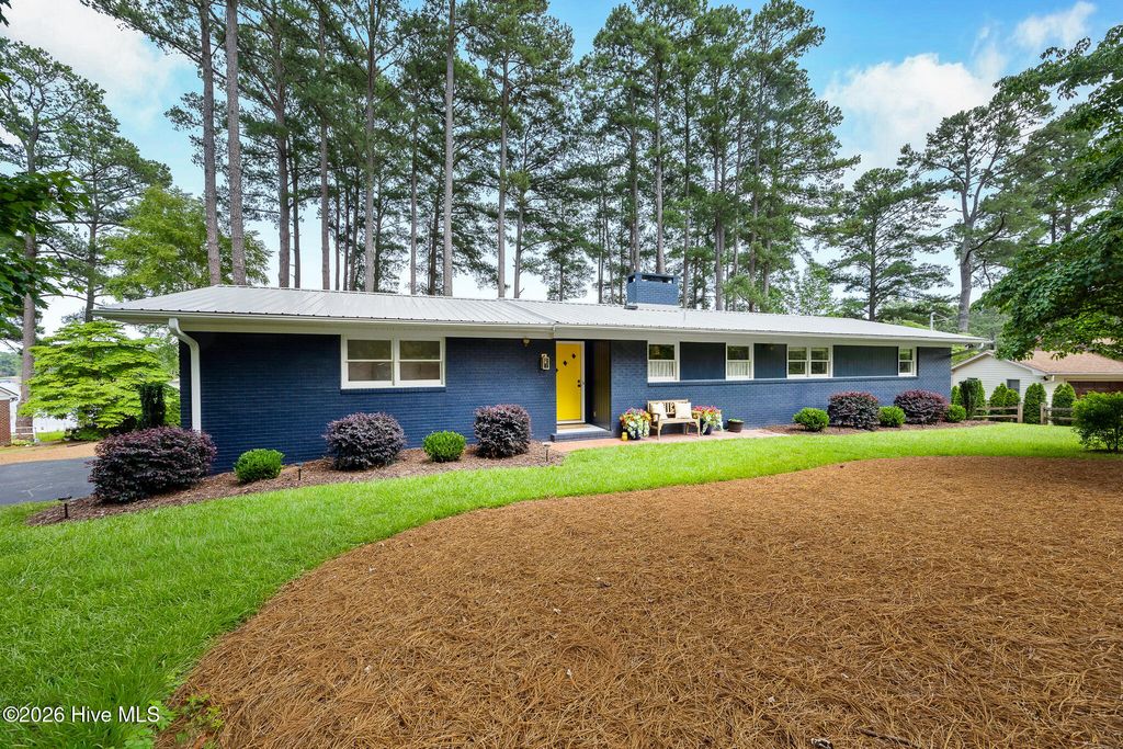 172 Pine Ridge Drive, Whispering Pines, NC 28327