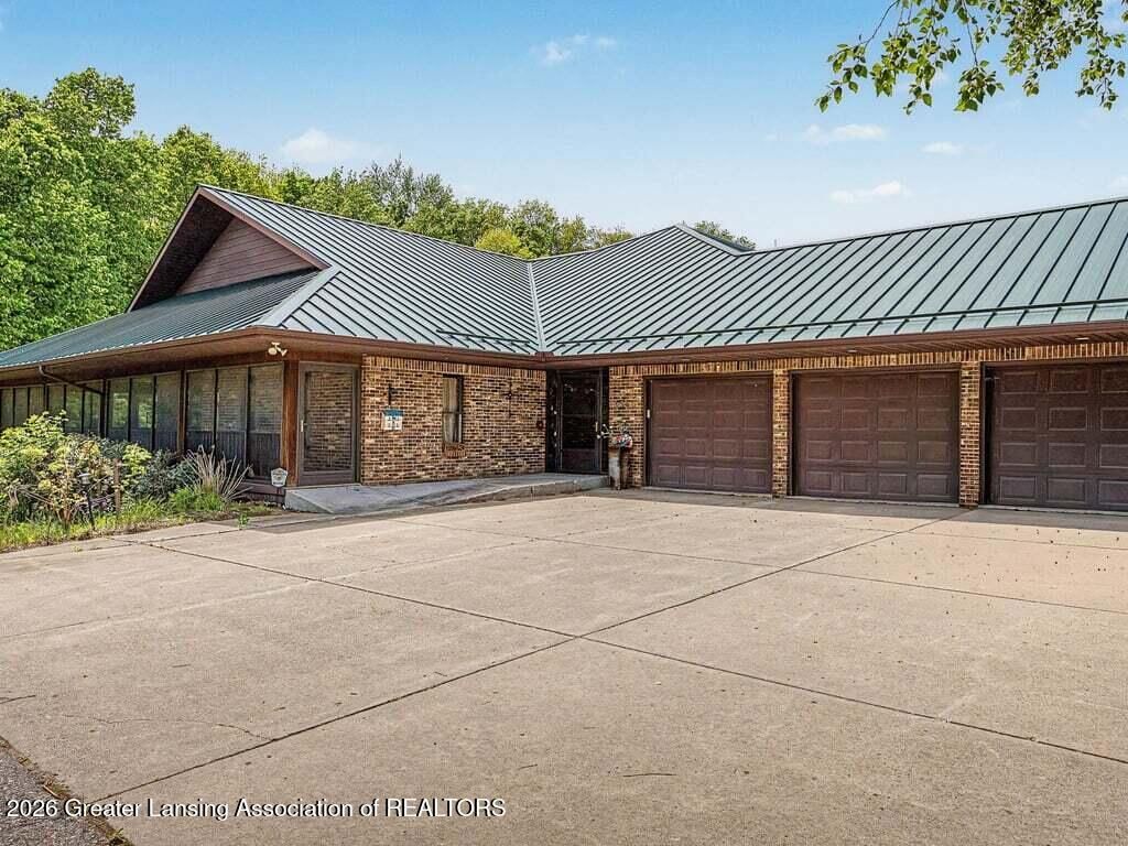 3555 N Cochran Road, Charlotte, MI 48813