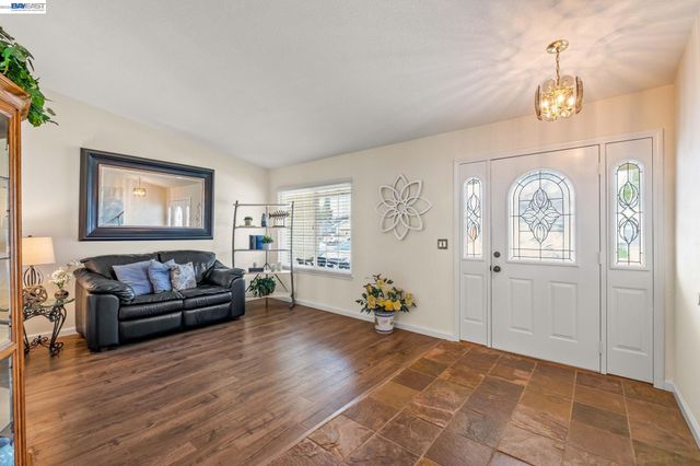 439 Hummingbird Ln, Livermore, CA 94551