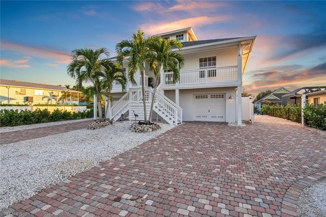 2736 Gulfview DR, Naples, FL 34112
