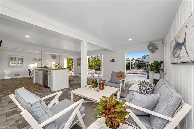 2736 Gulfview DR, Naples, FL 34112