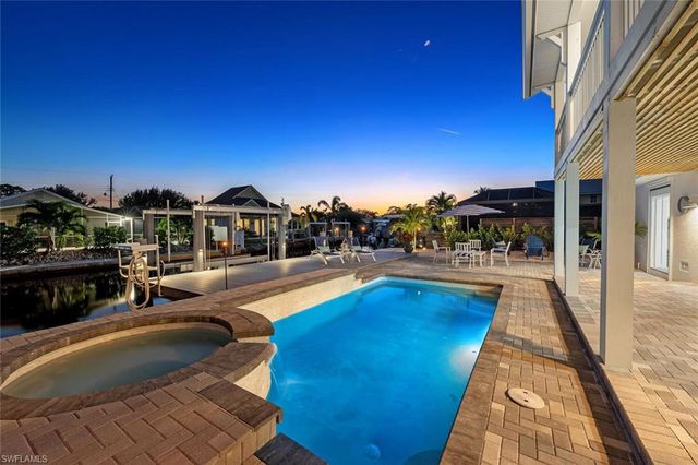 2736 Gulfview DR, Naples, FL 34112