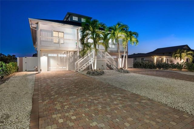 2736 Gulfview DR, Naples, FL 34112
