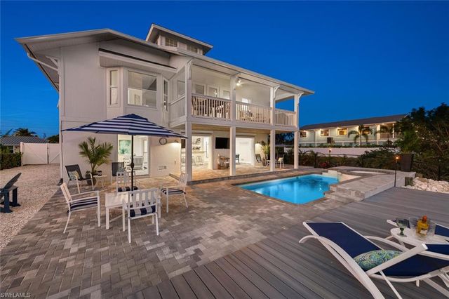 2736 Gulfview DR, Naples, FL 34112