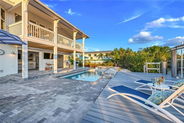 2736 Gulfview DR, Naples, FL 34112