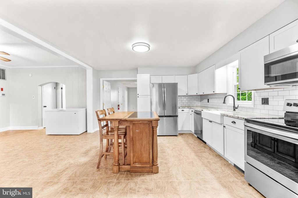Image 10 of property listing at 40395 DELABROOKE RD, Mechanicsville, MD 20659