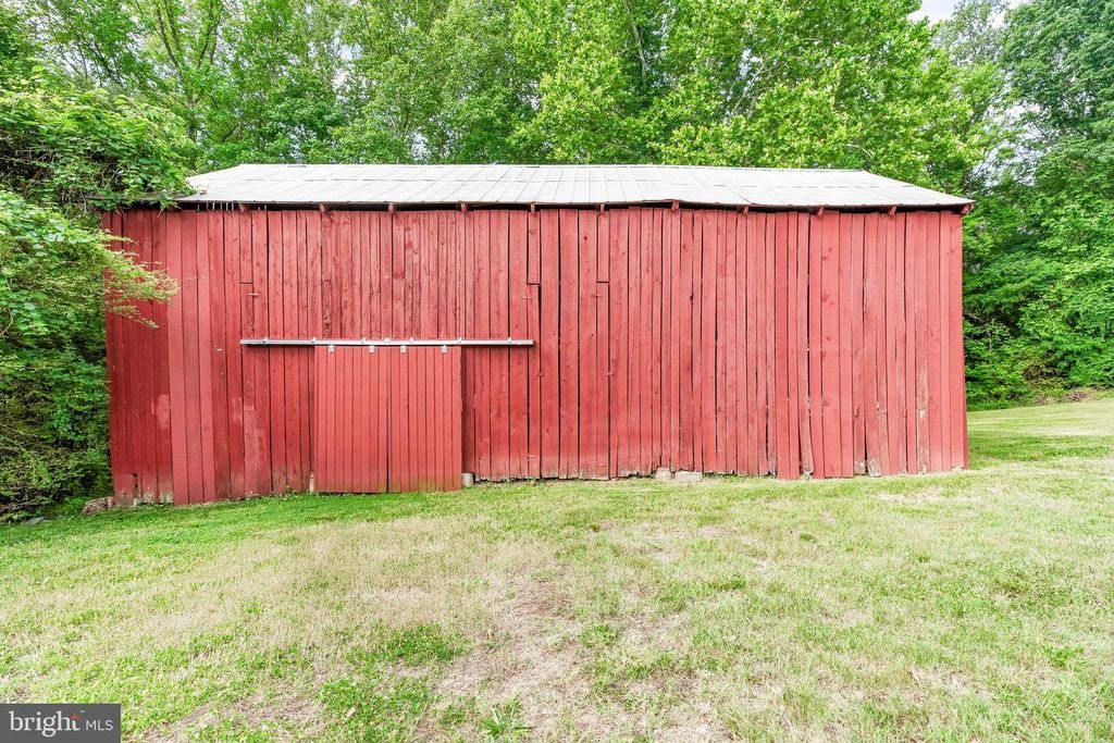 Image 37 of property listing at 40395 DELABROOKE RD, Mechanicsville, MD 20659