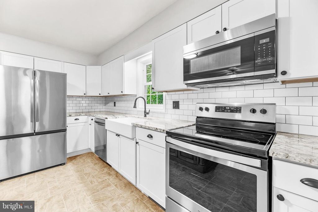 Image 8 of property listing at 40395 DELABROOKE RD, Mechanicsville, MD 20659