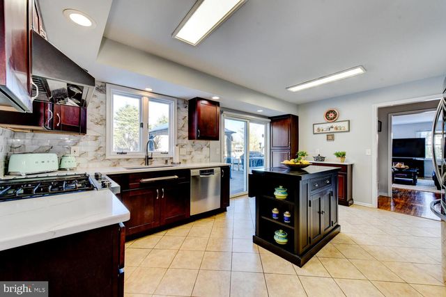 374 VILLAGE RD E, Princeton Junction, NJ 08550