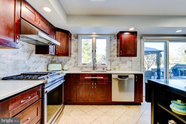 374 VILLAGE RD E, Princeton Junction, NJ 08550