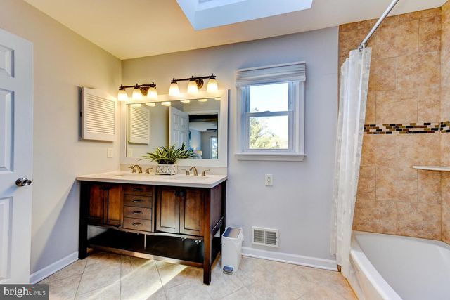 374 VILLAGE RD E, Princeton Junction, NJ 08550