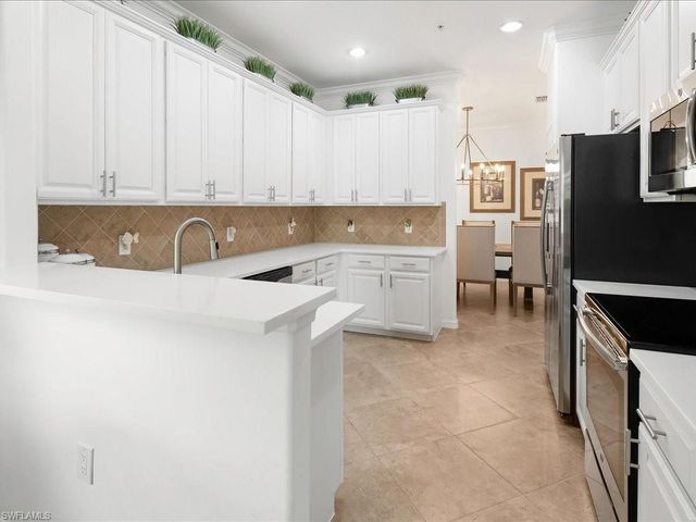 9476 Napoli LN 202, Naples, FL 34113