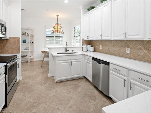 9476 Napoli LN 202, Naples, FL 34113