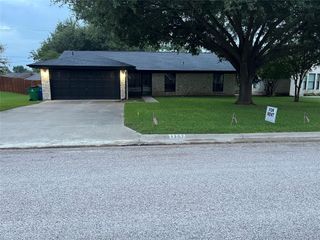 1307 T H Johnson DR, Taylor, TX 76574