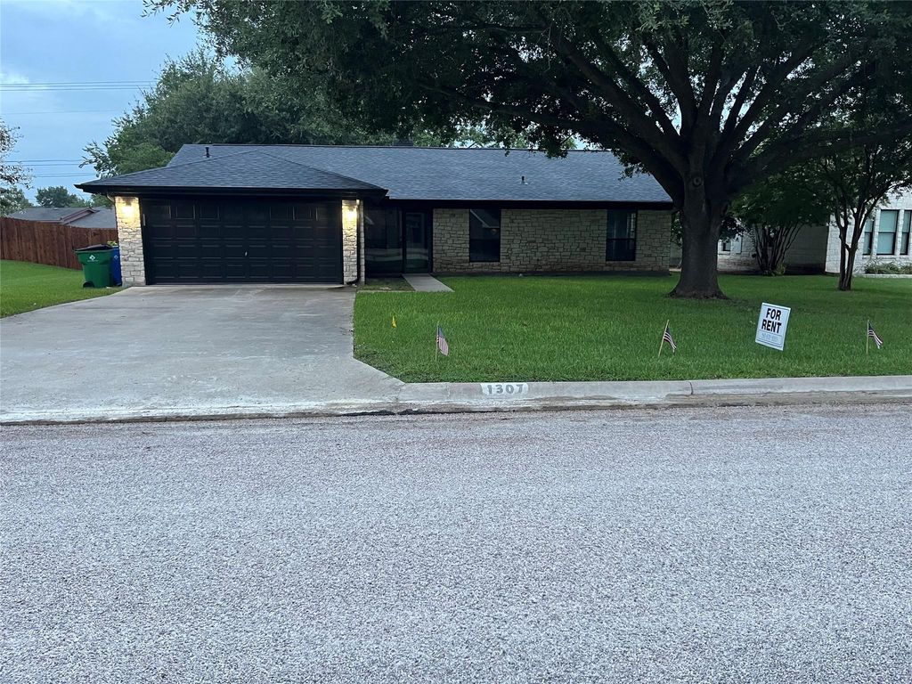 1307 T H Johnson DR, Taylor, TX 76574