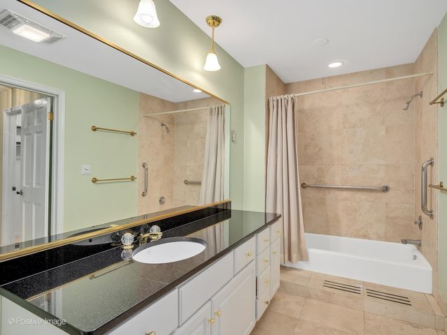 1401 Burr Oak Road 202B, Hinsdale, IL 60521