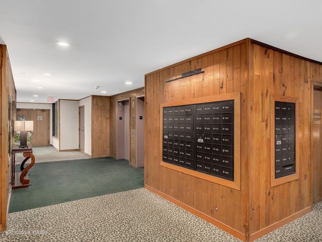 1401 Burr Oak Road 202B, Hinsdale, IL 60521