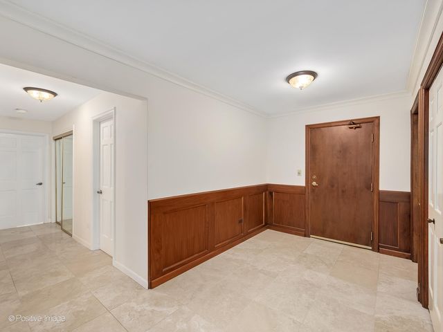 1401 Burr Oak Road 202B, Hinsdale, IL 60521