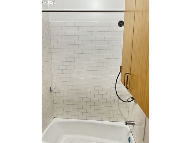 12727 Se SHERMAN St, Portland, OR 97233