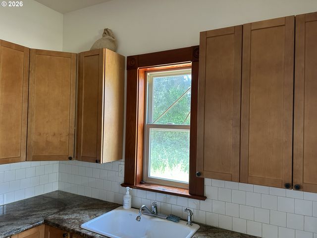 12727 Se SHERMAN St, Portland, OR 97233