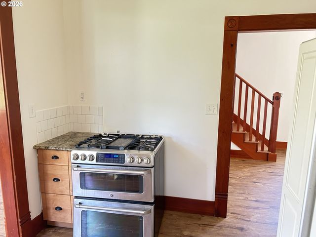 12727 Se SHERMAN St, Portland, OR 97233