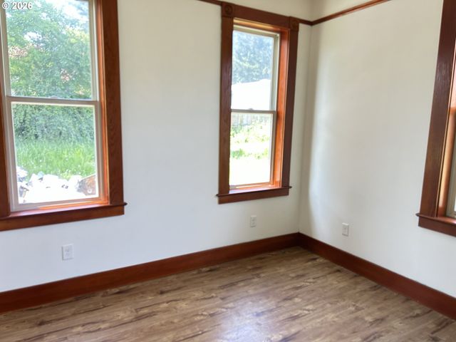 12727 Se SHERMAN St, Portland, OR 97233