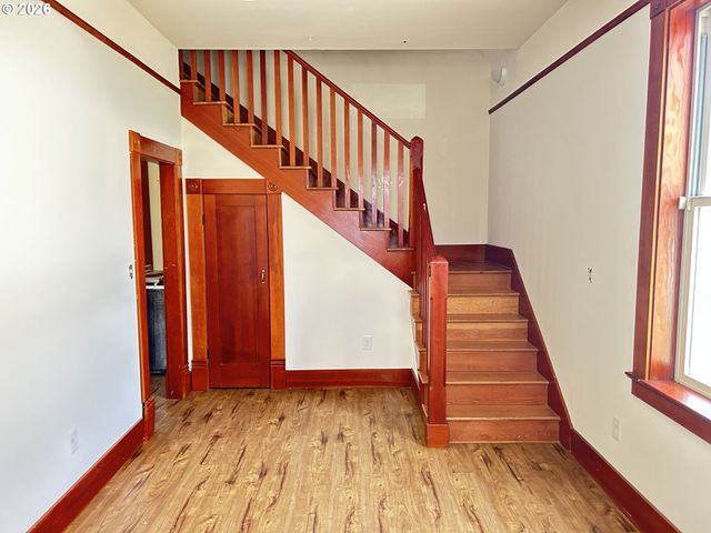 12727 Se SHERMAN St, Portland, OR 97233